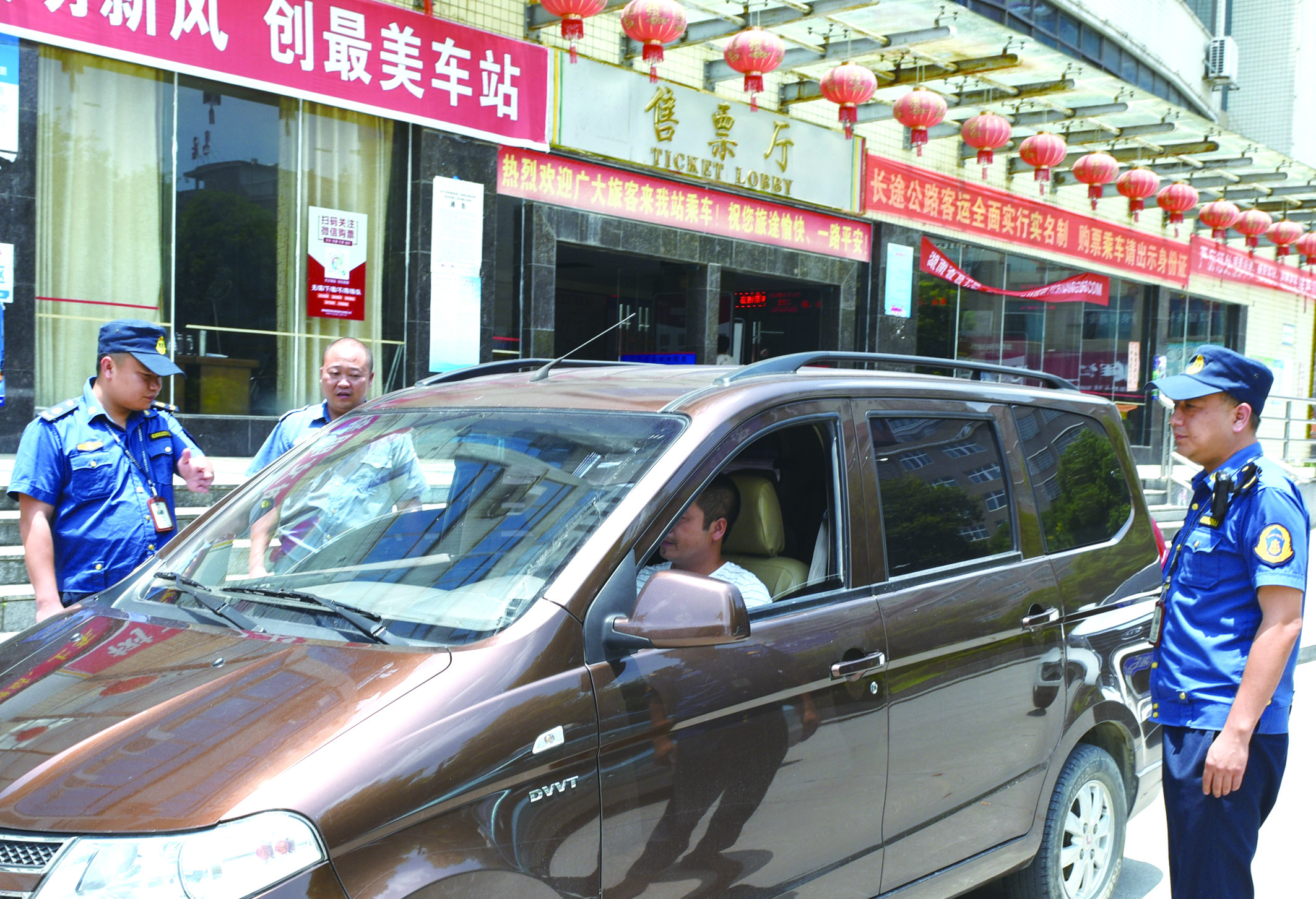 7月10日，洞口縣黃橋鎮(zhèn)副鎮(zhèn)長謝揚標（右）在黃橋汽車站檢查營運客車安全檢查情況。近段時間以來，黃橋汽車站全面排查交通安全等方面存在的安全隱患，并及時予以整改到位，做到防患于未然，確保安全生產(chǎn)工作萬無一失。據(jù)了解，今年上半年已消除交通安全隱患10余起。  李祖冠    攝影報道 