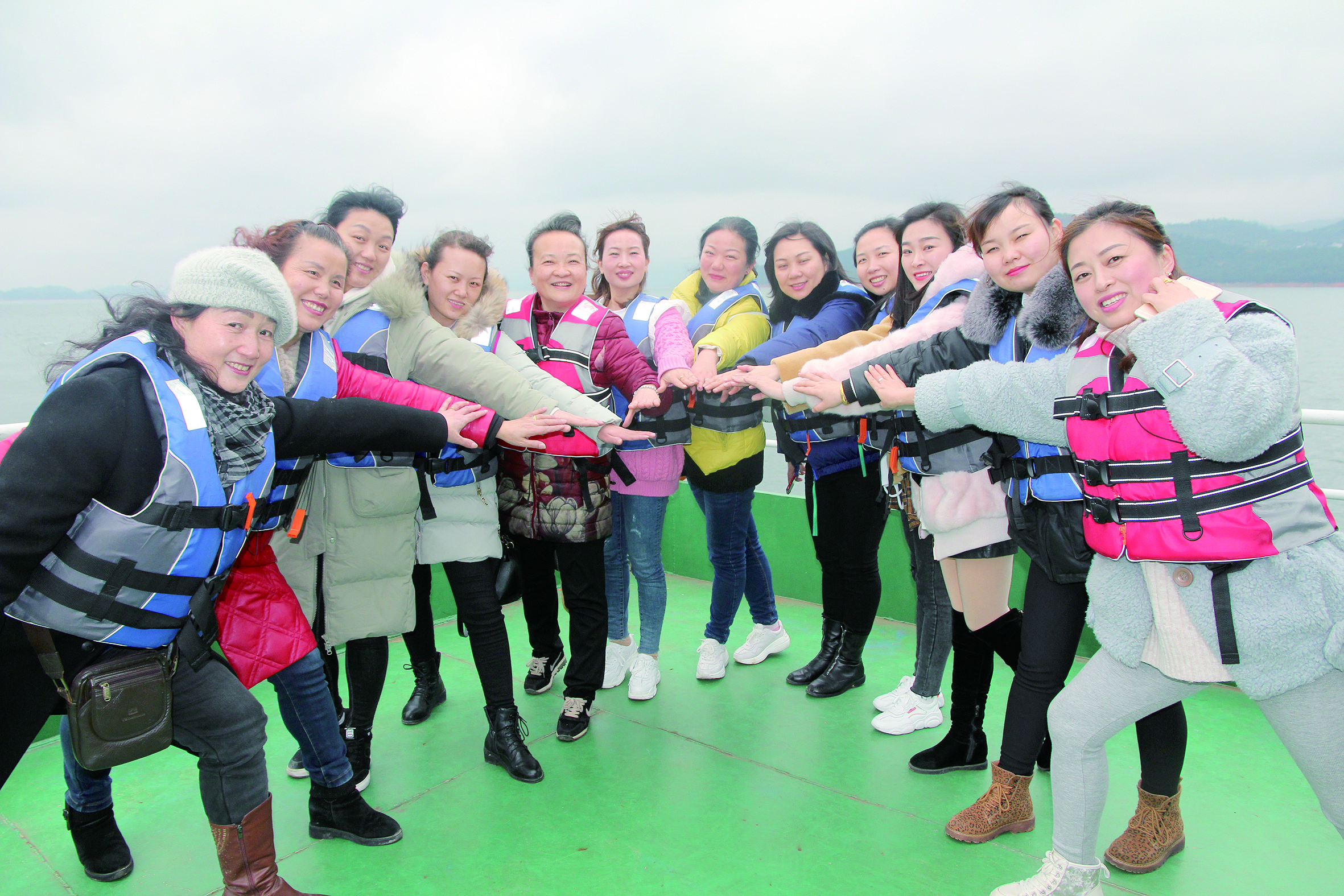 圖為女員工們在誓言：“我為邵陽湘運(yùn)加油，我與邵陽湘運(yùn)共存?！? 李高雄  攝影報道