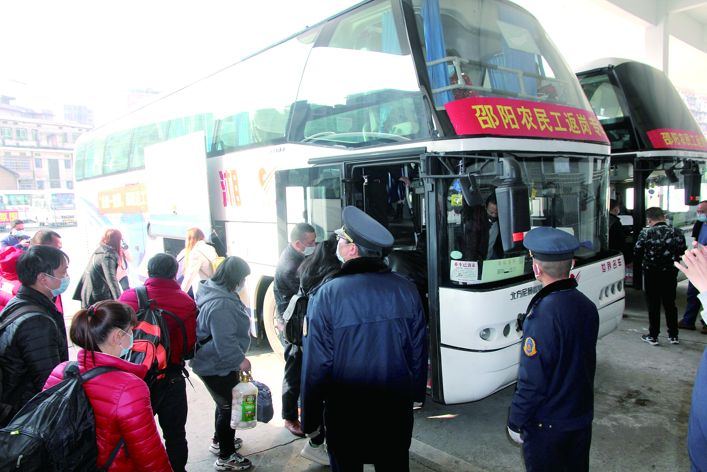 39名邵陽(yáng)籍農(nóng)民工坐專車返崗 （李高雄報(bào)道）